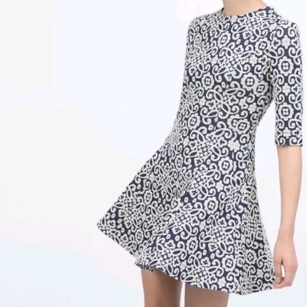 ZARA JACQUARD BLUE AND WHITE STRETCHY DRESS FIT AND FLARE SIZE XS